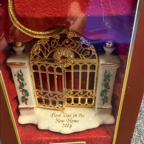 2006 Lenox Gold and Cream Holiday Gate Ornament - Picture 4 of 4